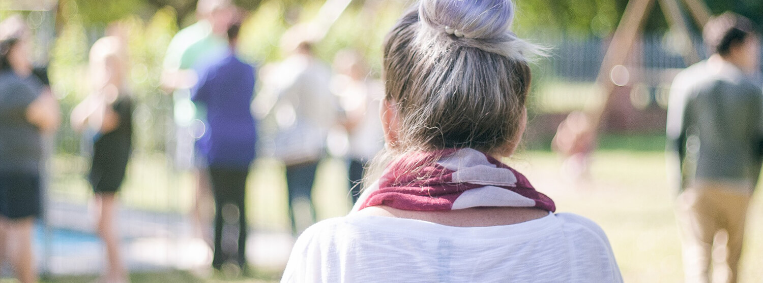 etualalla vaalea nutturapäinen nainen takaapäin kuvattuna, taustalla muista ihmisiä sumennettuna