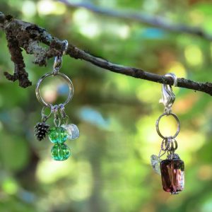 Vihreä ja violetti asustekoru roikkumassa puun oksalla