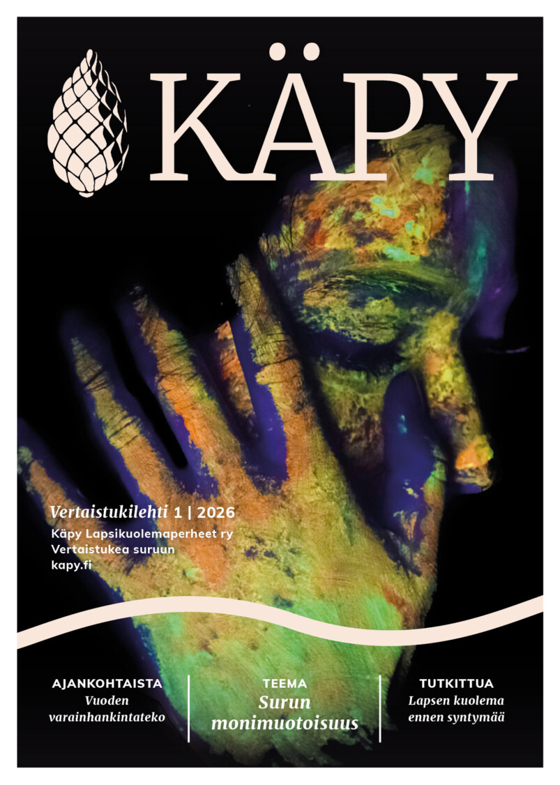 KÄPY-vertaistukilehden kannessa on lähikuva henkilön silmäluomesta, nenästä ja kädestä, jotka on maalattu vihreän, keltaisen ja sinisen sävyillä.