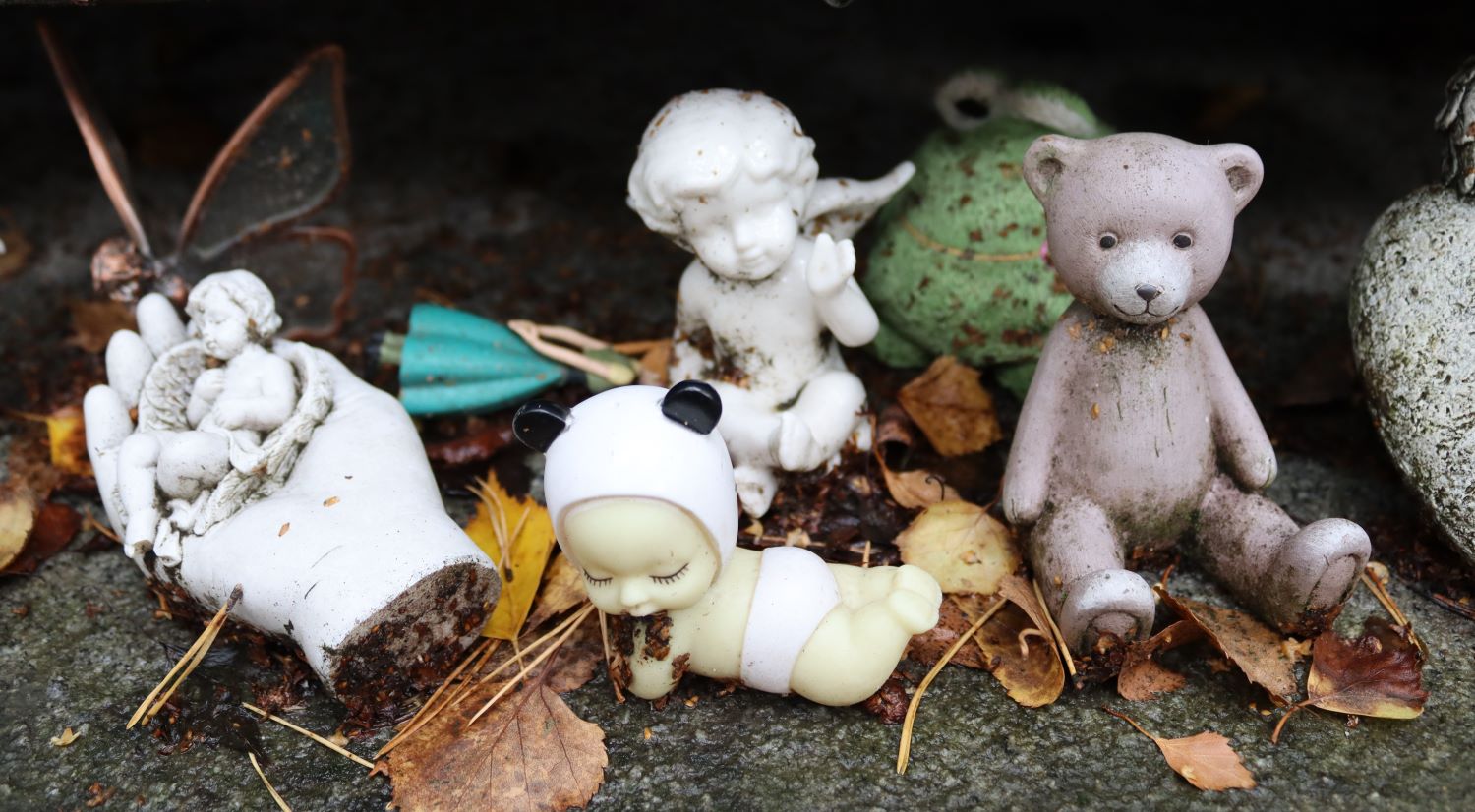 Enkelikoriste-esineitä ja pehmoleluja hautausmaalla