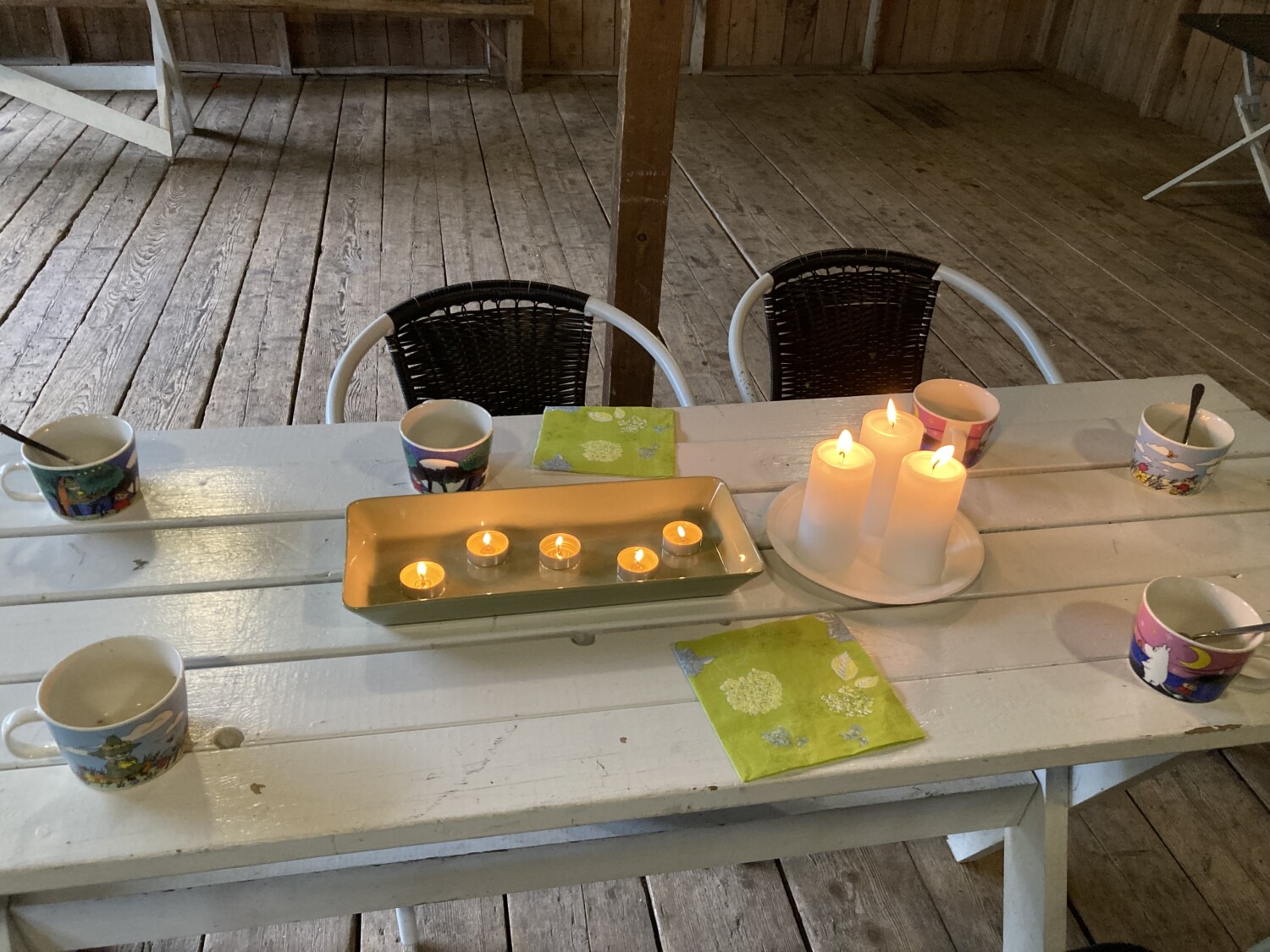 Jokaisen kuolleen lapsen muistoksi sytytettiin hyttystuikku